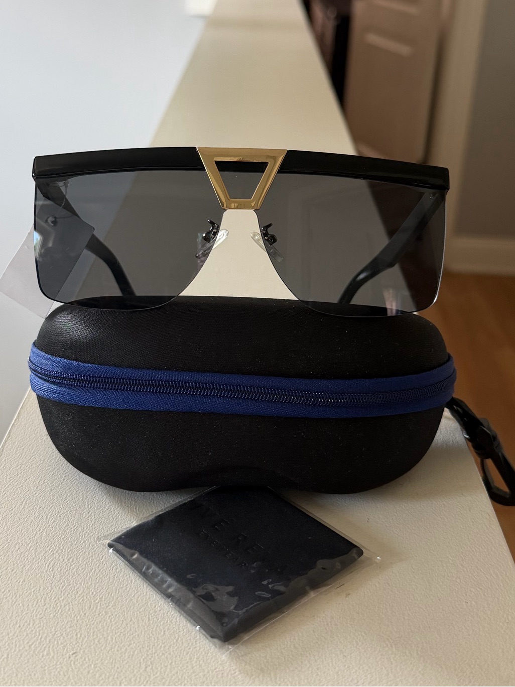 Brand NewJohn VarvatosAuthenticUnisex SunglassesColorBlackNo Scratches
